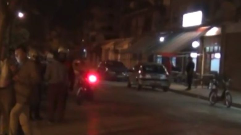 Sherr, grushte dhe plumba jashtë lokalit – një i plagosur në Vlorë (Video)