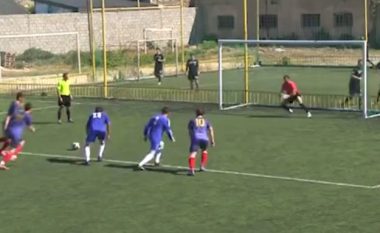 Dështon futbollisti, por jo gjyqtari – shënon gol të cilin as nuk mundi ta anulonte (Video)