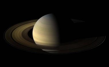 Shkencëtarët zbulojnë se prej rrathëve të Saturnit, bie deri në 10 mijë litra shi për sekondë (Foto)