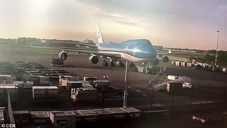 Shoferi i pakujdesshëm e dëmtoi motorin e aeroplanit, derisa po e parkonte në aeroport (Video)