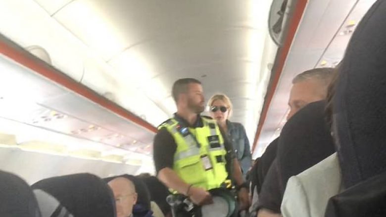 Shoqërohet jashtë nga policia, pasi rrezikoi pasagjerët duke tymosur në tualetin e aeroplanit (Video)