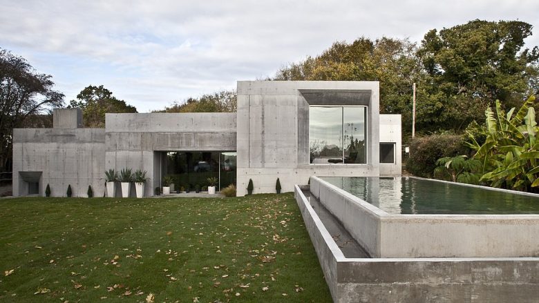 Shpenzuan mbi 500 mijë euro për ta përfunduar shtëpinë tërësisht prej betoni, hedhin poshtë kritikat se duket si bunker nuklear (Foto)