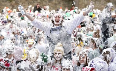 Studentët e një universiteti skocez festojnë të mbuluar me shkumë, pa e ditur arsyen e formës së festës (Foto)