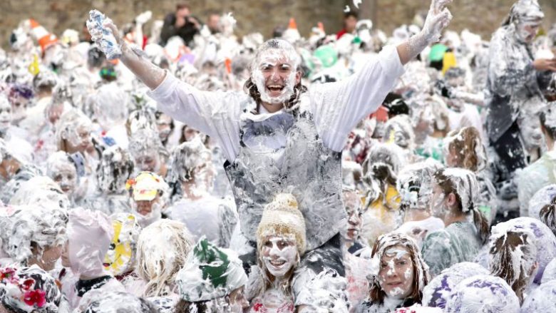 Studentët e një universiteti skocez festojnë të mbuluar me shkumë, pa e ditur arsyen e formës së festës (Foto)