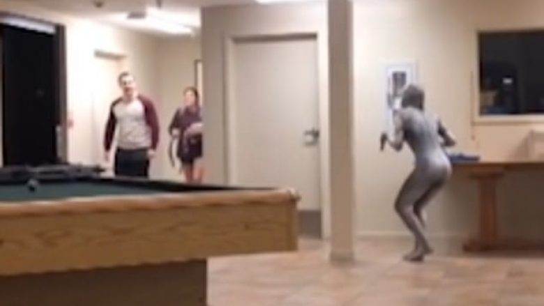 Studentja frikësoi banorët e konviktit, e veshur si personazhi i filmave horror (Video)