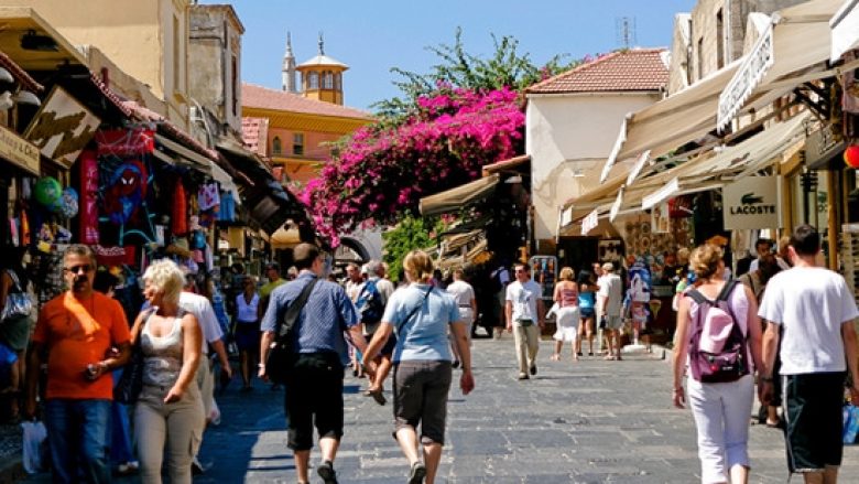Turistët ‘heronj’ u përqafuan nga shitësja e përlotur, të cilës ia kthyen çantën me kursime që e gjetën në ishullin grek (Foto)