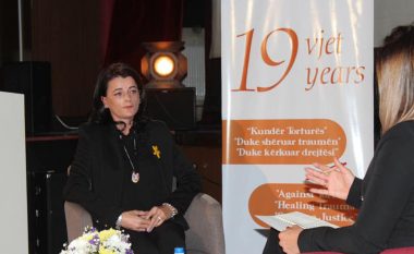Vasfije Krasniqi kthehet në studio televizive, bashkë me vëllain flasin për sfidat e të mbijetuarave të dhunës seksuale