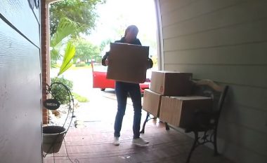 Vidhte pako para derës së një shtëpie, pronarja e ndalon me ndihmën e pajisjes në derë (Video)