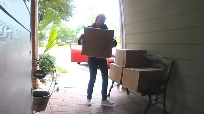 Vidhte pako para derës së një shtëpie, pronarja e ndalon me ndihmën e pajisjes në derë (Video)