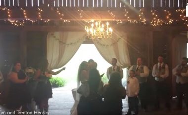 Vjehrra doli para çiftit që po putheshin para altarit, fotografja e largoi në mënyrën më qesharake (Video)