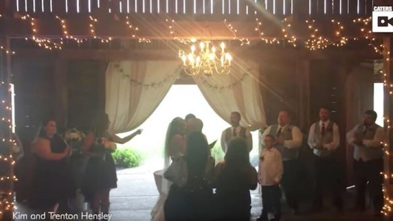 Vjehrra doli para çiftit që po putheshin para altarit, fotografja e largoi në mënyrën më qesharake (Video)