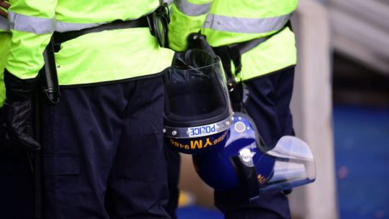 Vodhi produkte kozmetike derisa ishte në detyrë, policja britanike thotë se e bëri nga stresi (Foto)