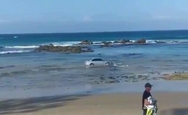 Voziti veturën nëpër rërën e bregdetit, rrezikoi ta bllokonte në çdo moment (Video)