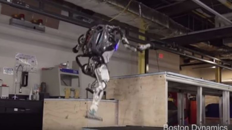 Vrapimi nëpër pengesa dhe kërcimi mbi objekte, të lehta për robotin e ‘dhënë pas parkurit’ (Video)