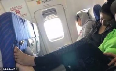 Vuri këmbët mbi tabakanë e karriges së aeroplanit, iu kundërvu stjuardesës që kërkonte t’i largonte (Foto)