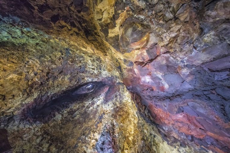 “Xhevahirtë e Tokës”, ngjyrat mahnitëse në muret e vullkanit të fjetur (Foto)