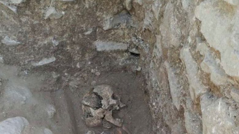 Zbulohet skeleti i fëmijës ‘vampir’, i varrosur me gurë në gojë (Foto)