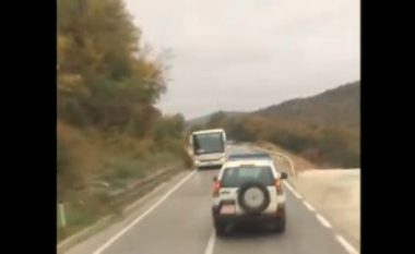 Policët tejkalojnë autobusin në vijë të plotë, rrezikojnë jetën e dhjetëra qytetarëve (VIDEO)