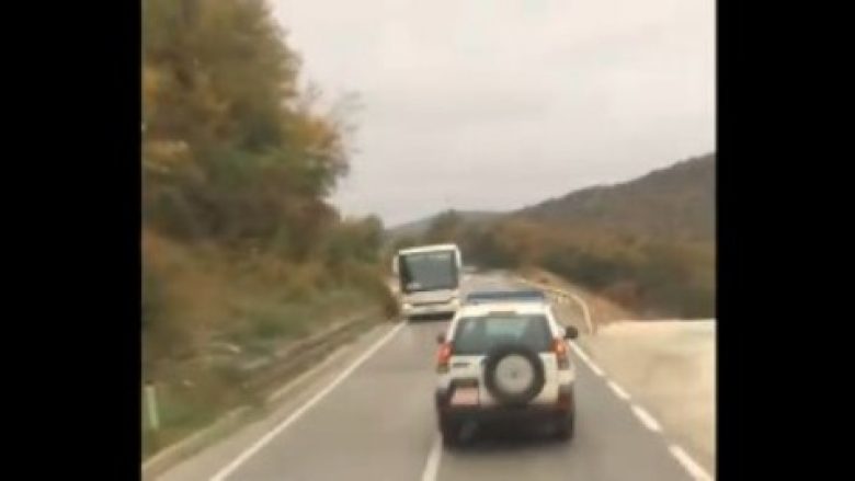 Policët tejkalojnë autobusin në vijë të plotë, rrezikojnë jetën e dhjetëra qytetarëve (VIDEO)