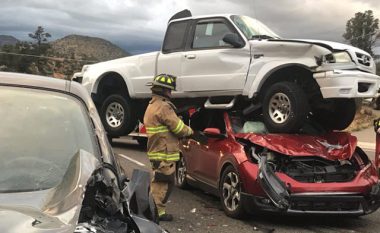 Automjetet përfundojnë “njëra mbi tjetrën” në Arizona, rripi i sigurimit shpëton katër persona (Foto)