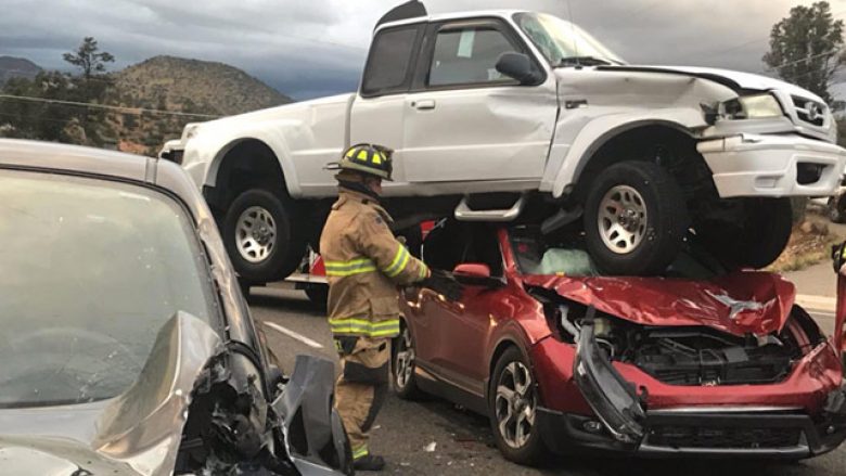 Automjetet përfundojnë “njëra mbi tjetrën” në Arizona, rripi i sigurimit shpëton katër persona (Foto)
