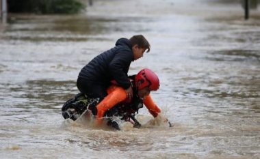 Vërshimet në Francën jugperëndimore, rritet numri i viktimave – raportohet për dhjetë të vdekur (Foto/Video)