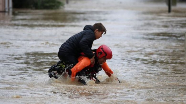 Vërshimet në Francën jugperëndimore, rritet numri i viktimave – raportohet për dhjetë të vdekur (Foto/Video)