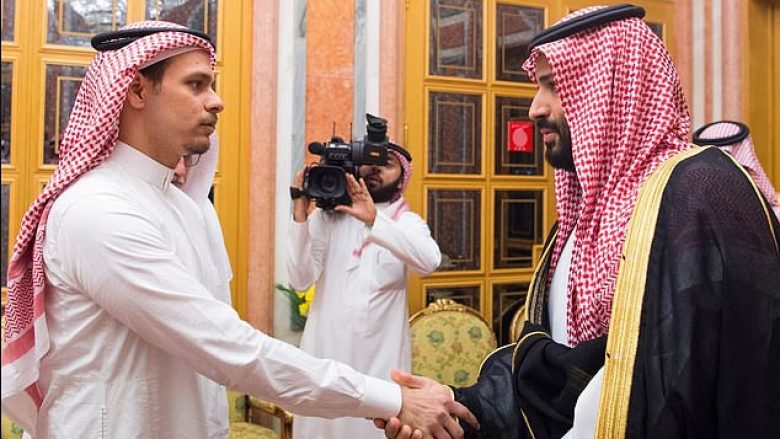 Djali i gazetarit të vdekur saudit takohet me Princin e Kurorës, njeriun që akuzohet për vrasjen e babait të tij (Foto)