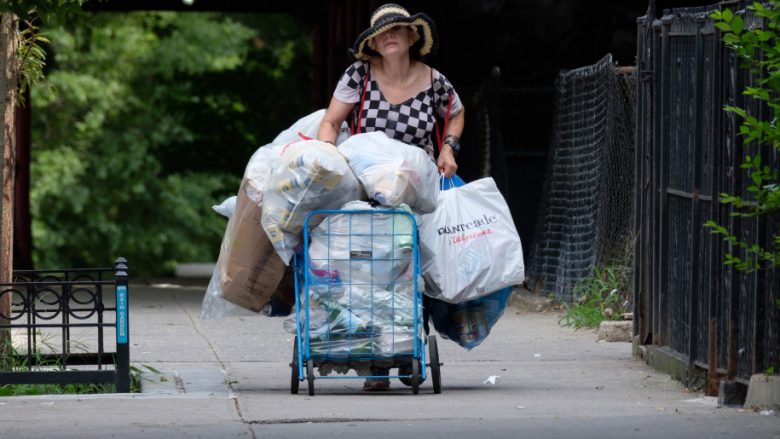 Ajo është milionere dhe mastere në ekonomi, por mbledh kanaçe dhe shishe plastike duke fituar 20 dollarë në ditë (Foto)