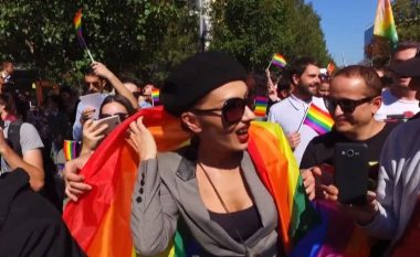 Adelina Ismaili: U kam kënduar komunitetit LGBT 20 vite më parë në kohë të vështira, këngën ia dedikoja një miku që tani s'jeton më