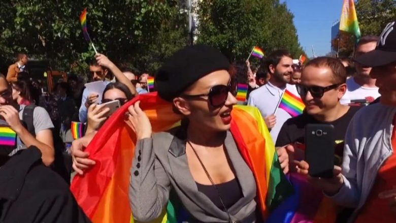 Adelina Ismaili: U kam kënduar komunitetit LGBT 20 vite më parë në kohë të vështira, këngën ia dedikoja një miku që tani s’jeton më