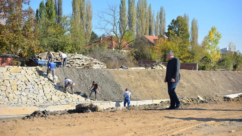 Vazhdon projekti i rregullimit të shtratit të lumit Llap