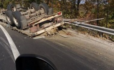 Aksidentohet një kamion me kafshë në Strazhë (Foto)