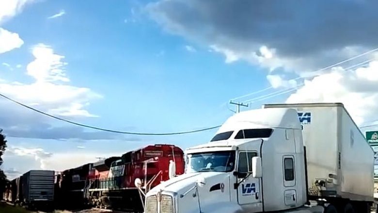 Treni godet kamionin derisa po kalonte binarët, shoferi nuk e dëgjoi borinë (Video, +18)