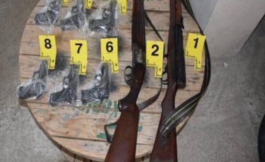 Pesë të arrestuar për trafikim armësh në Prishtinë