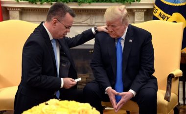 Trump takon në Washington pastorin amerikan, falënderon Erdoganin për lirimin e tij