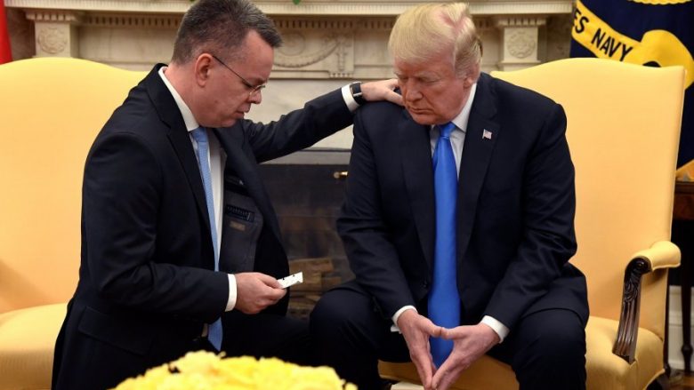 Trump takon në Washington pastorin amerikan, falënderon Erdoganin për lirimin e tij