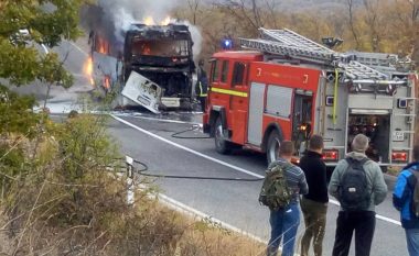 Digjet një autobus i Ushtrisë së Maqedonisë, nuk ka të lënduar (Foto)