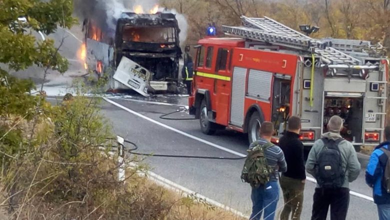 Digjet një autobus i Ushtrisë së Maqedonisë, nuk ka të lënduar (Foto)