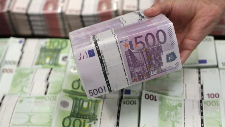 Qytetarët mbi 3 miliardë euro kursime në bankat e Kosovës