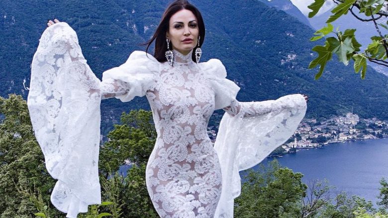Bleona publikon tjetër imazh nga xhirimet e klipit “Monsters”, vjen atraktive në fustan transparent dhe të bardhë