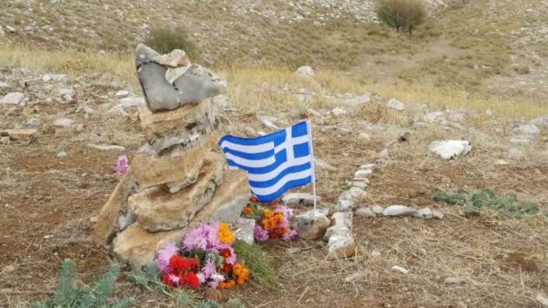 Në vendin e vrasjes	së ekstremistit grek në Bularat, “pelegrinë” në lapidarin me flamur (Video)