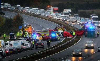 Vetura me rimorkio po ecte në drejtim të kundërt, përplaset për disa vetura – tre të vdekur në një autostradë në Angli (Video)