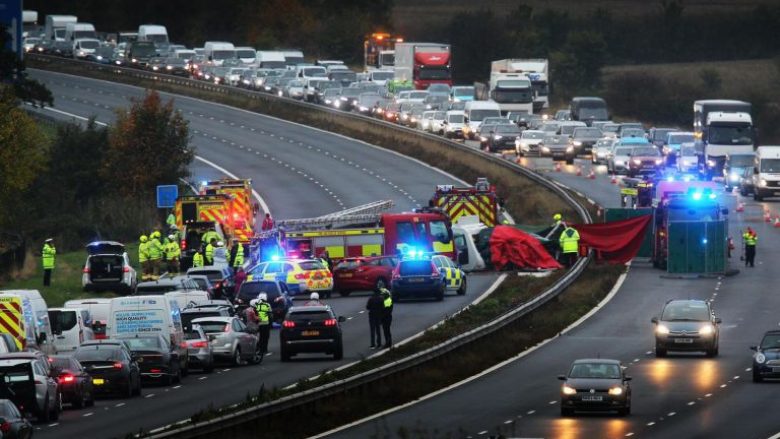 Vetura me rimorkio po ecte në drejtim të kundërt, përplaset për disa vetura – tre të vdekur në një autostradë në Angli (Video)