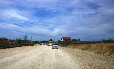 Punimet në rrugën Skenderaj – Drenas zgjasin deri në vitin tjetër