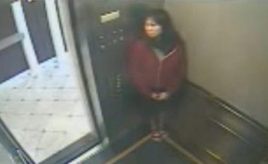 Duket se po bisedonte me dikë, edhe pse vetëm ajo duket nga kamerat – misteri në ashensor para zhdukjes së studentes, në një hotel të Amerikës