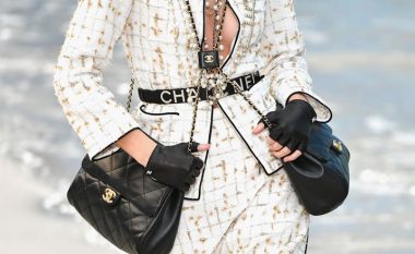 Chanel propozon mënyrën e re të mbajtjes së çantës! (Foto)