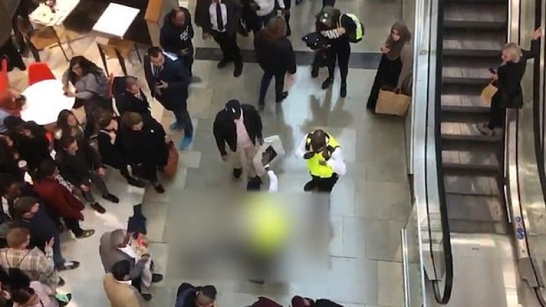Burri bie nga kati i lartë i një qendre tregtare në Londër, “përplaset” mbi një grua që kishte shkuar për të blerë (Video)