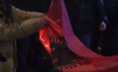 Tensionohet situata pas vrasjes së ekstremistit grek, digjet flamuri shqiptar në Athinë (Video)