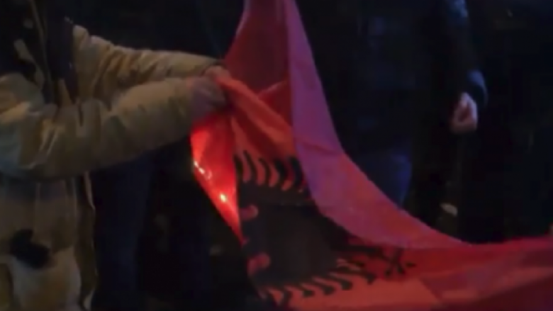 Tensionohet situata pas vrasjes së ekstremistit grek, digjet flamuri shqiptar në Athinë (Video)